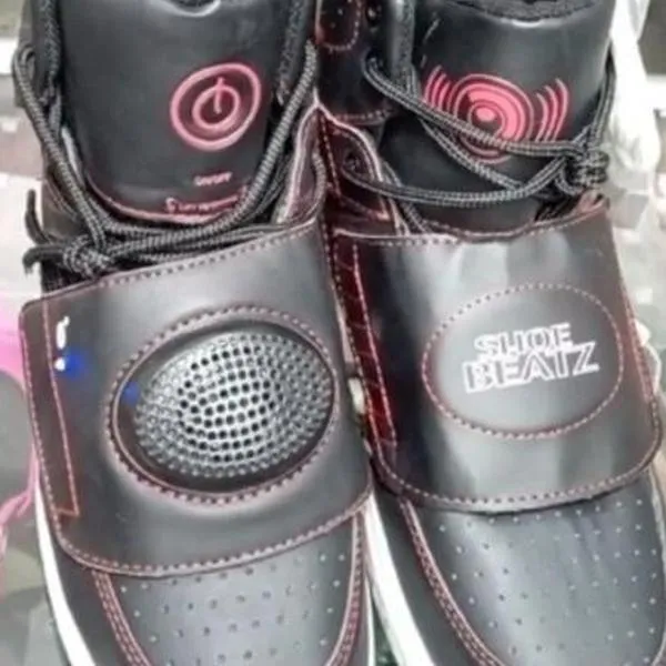 Tenis virales de TikTok con bocina se podrán comprar en Bogotá y tienen un valor entre $ 100.000 y $ 120.000. Los pueden conseguir en Chapinero.