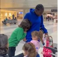 “Un duro adiós”: Niñera se despide de las niñas que cuidó por 5 años y se vuelve viral
