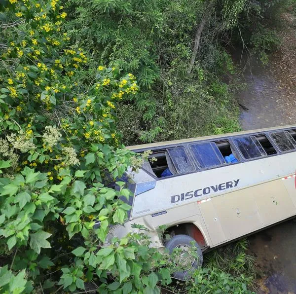 Al menos 13 muertos y unos 30 heridos al volcar autobús en Honduras