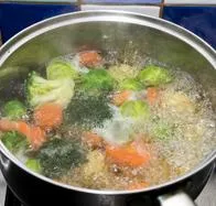 8 verduras que son más saludables hervidas: tomate, zanahoria y más ¿por qué?
