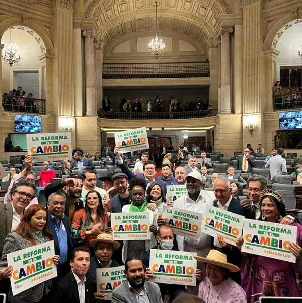 Foto de congresistas, en nota de reforma a salud de Gustavo Petro pasó en Cámara: videos de festejo a gritos en Congreso; qué dijeron