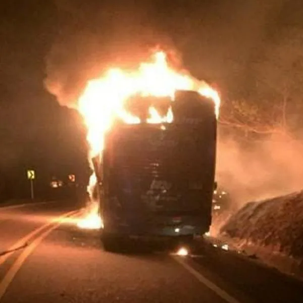 Bus de Coomotor incinerado la noche de este martes 5 de diciembre en el Huila.