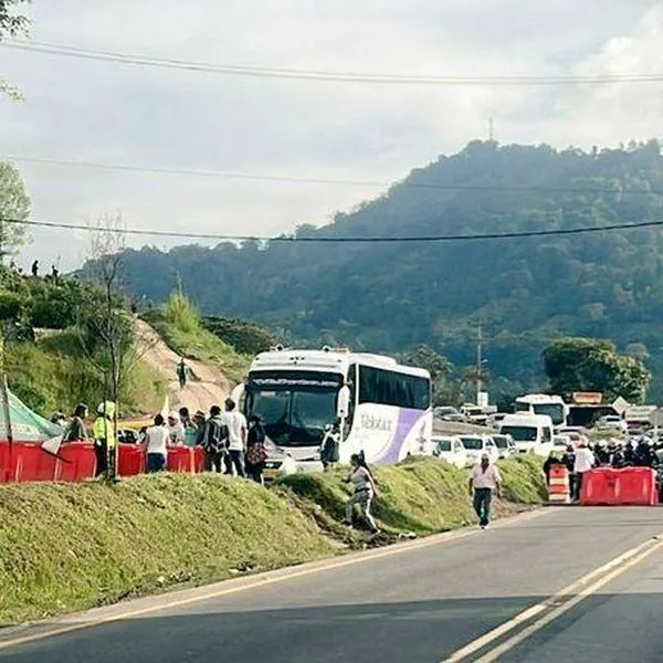 Vía Bogotá - Girardot amaneció bloqueada por protestas en el municipio de La Mesa