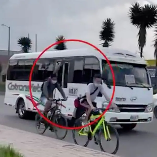 Foto de ciclista llevando 
pólvora ilegal