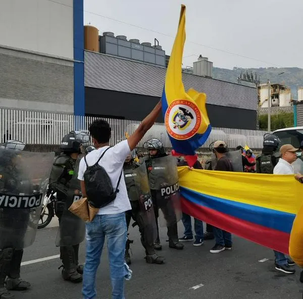 Vía Bogotá-Girardot hoy: siguen las protestas en La Mesa por implementación de parquímetro y cierran el paso. Piden a conductores tomar vías alternas.