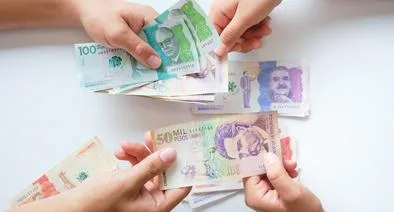 Billetes colombianos y bola de Navidad ilustran nota sobre cuánto valen las bolas de Papá Noel de concurso de 'Día a día' que da millones.