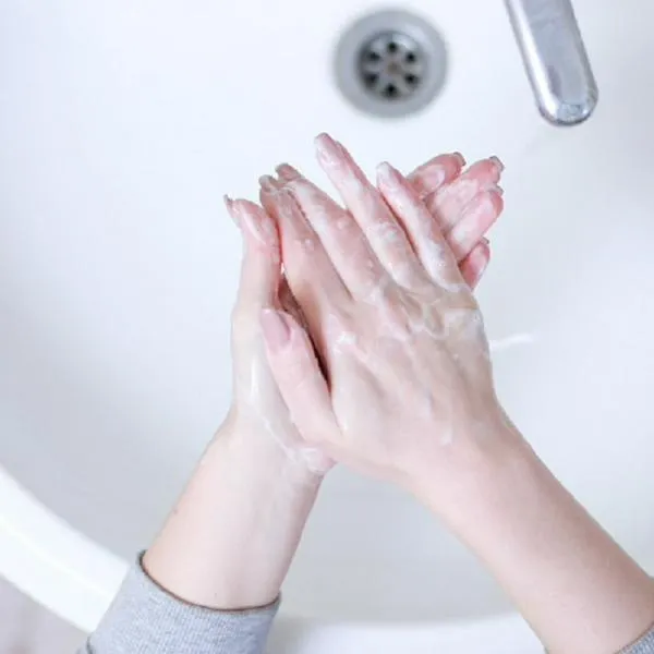 La elección entre secadores de manos y toallas de papel es un tema controversial en cuanto a la salud. Hablan expertos sobre el tema.  
