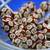 Balotas en notas sobre loterías que se unieron para hacer sorteo navideño