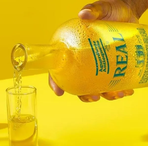 Aguardiente Real Amarillo de la Fábrica de Licores de Antioquia.