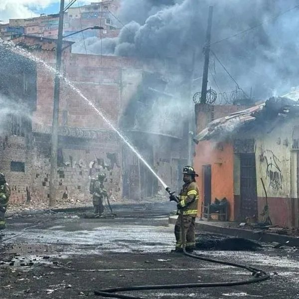 Bogotá hoy: incendio en barrio Alpes, a sur de la ciudad, fue provocado por una explosión de una pipeta de gas. Bomberos ya atienden la emergencia.