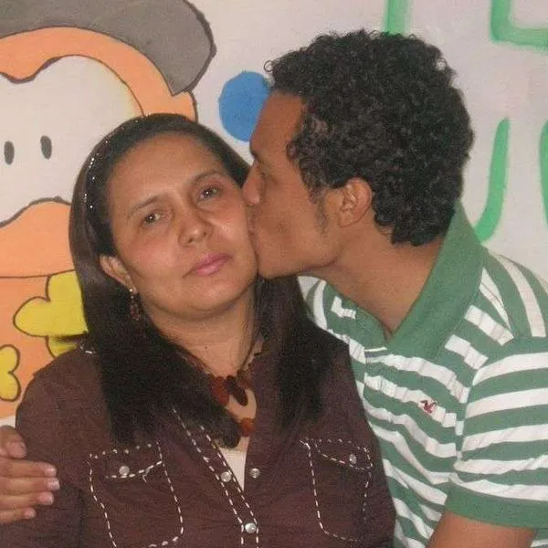 Foto de Oneida Escobar con Luis Andrés Colmenares, en nota de que revelan sobre robo a mamá de Colmenares en centro comercial Galerías traba al investigar