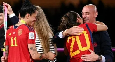 Presidenta de la Asociación Inglesa de Fútbol dijo que Luis Rubiales besó a la fuerza a otra jugadora, esta vez de Inglaterra.
