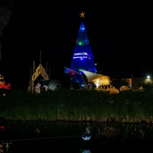 El árbol de Navidad más grande del mundo se encuentra en Bogotá e impuso un nuevo ´récord guiness'. Fue construido con botellas de plástico. 