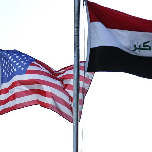 Banderas de EE. UU. e Irak por ataque a embajada estadounidense en Bagdad.