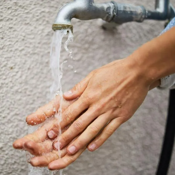  ¡A recoger agua! Atento a los cortes de agua por localidades y horarios en Bogotá.