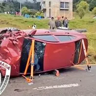 Trágico accidente en la vía Bogotá-Tunja. Una persona murió por el choque de 2 carros y uno de ellos terminó volcado. 