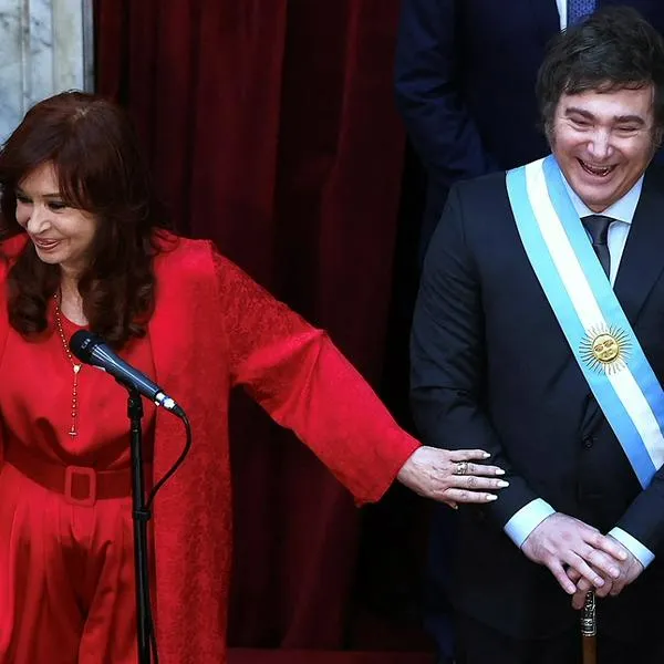 Cristina Fernández, que hizo pistola (peineta) en entrega de poder a Milei en Argentina