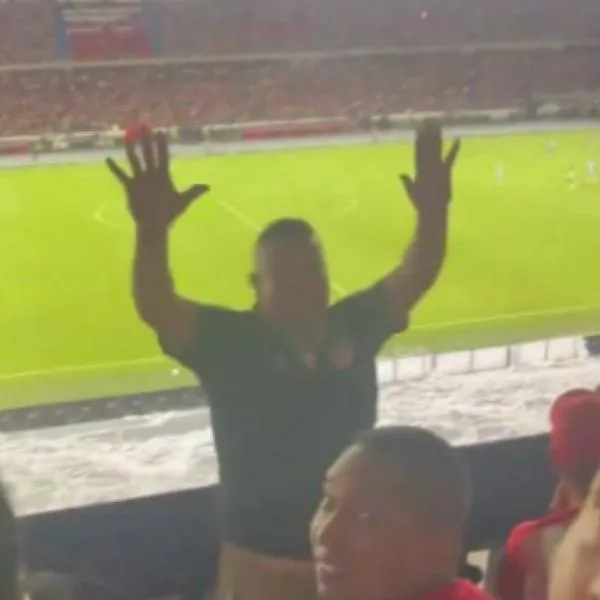 Muestran video en el que, durante el partido entre Junior y Medellín, intentaron cantar "fuera Petro" y un hincha los detuvo.