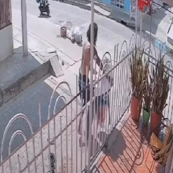 Aparece video del habitante de calle que le quitó la ropa a muñeco de 'Año Viejo'.