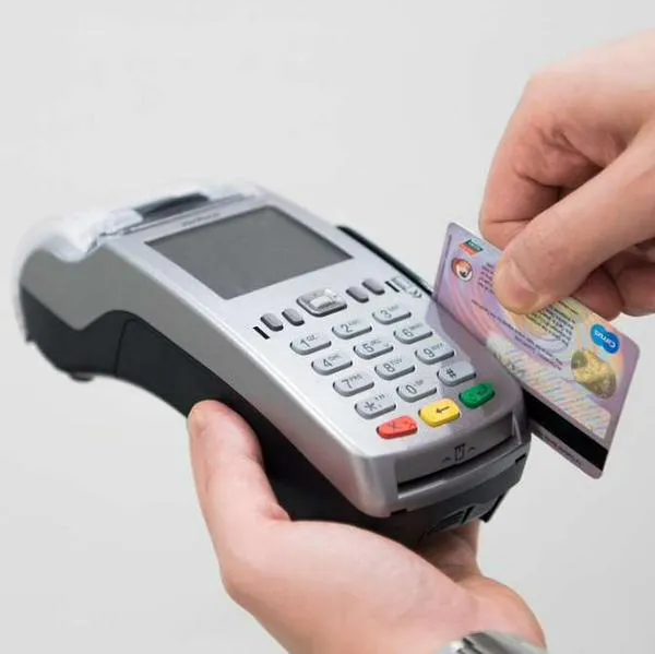 Foto de transacción digital, en nota de que en Bogotá, ladrones usaron datáfono para robos en cuentas bancarias; cómo es el método de atraco