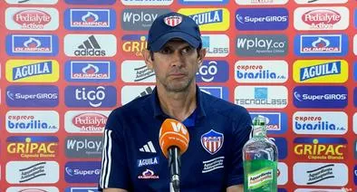 Periodista en rueda de prensa de Arturo Reyes se quejó porque en la altura no les dan tinto en pausas de hidratación.