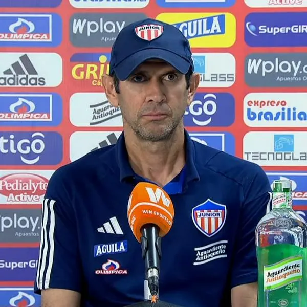 Periodista en rueda de prensa de Arturo Reyes se quejó porque en la altura no les dan tinto en pausas de hidratación.
