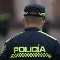 Foto de policía, por captura de dos uniformados que querían entrar ron ilegalmente a un concierto