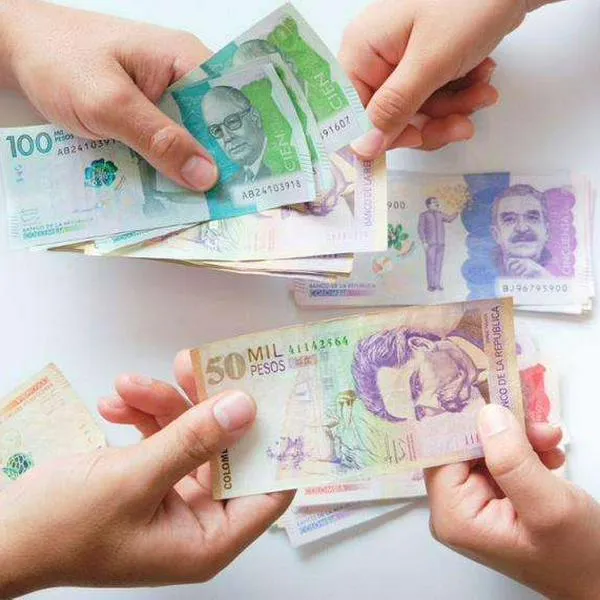 Foto de dinero colombiano, en nota de que Gobierno anunció medida para recuperar pago de más a funcionarios con descuento automático.