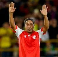 Ronaldinho con la camiseta de Santa Fe en su partido en Bogotá. Confirmó otro encuentro en Colombia, esta vez en Medellín
