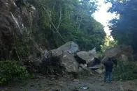 Cierre total de la vía Medellín – Bogotá por caída de rocas en sector de San Luis (Antioquia)