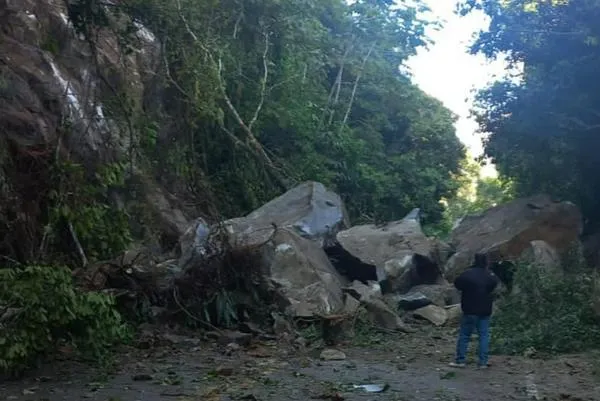 Cierre total de la vía Medellín – Bogotá por caída de rocas en sector de San Luis (Antioquia)