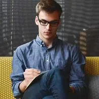 Foto de hombre leyendo, en nota de que Google, con cursos Crece, ayuda para nuevos trabajos en Colombia; qué se necesita y cuáles son