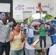 Así reaccionaron los familiares y vecinos de Michel Dayana a la captura de su presunto asesino, frente al taller donde la hallaron sin vida