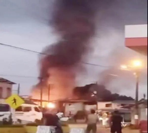 Incendio destruyó 3 casas en Tumaco y una mujer resultó con graves quemaduras
