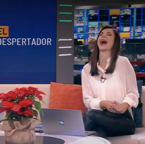 Alejandra Giraldo tuvo ataque de risa por error de compañera en Noticias Caracol