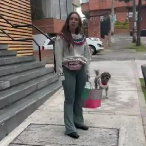 Bogotá: video mujer mechonea a joven que le pide favor en la calle