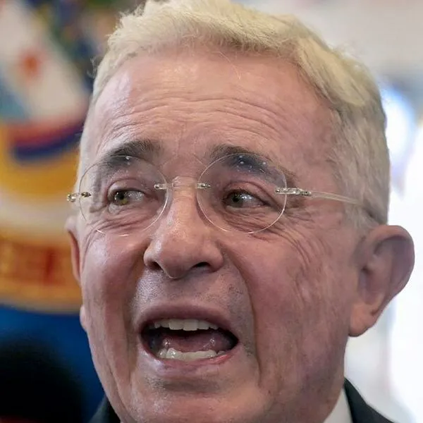 Álvaro Uribe, expresidente de Colombia, criticó el proyecto de ley que busca regular la marihuana: "Padres trabados y los niños respirando veneno".