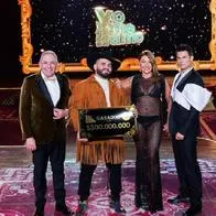 'Carín León' con los jurados de 'Yo me llamo', en nota sobre cuánto ganó además de  los 500 millones de pesos
