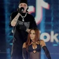¿Estaba incómodo? Peso Pluma se presentó con Anitta, pero no la miró mientras bailaba.