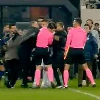 Suspenden campeonato turco por brutal golpiza de un dirigente a árbitro en pleno partido.