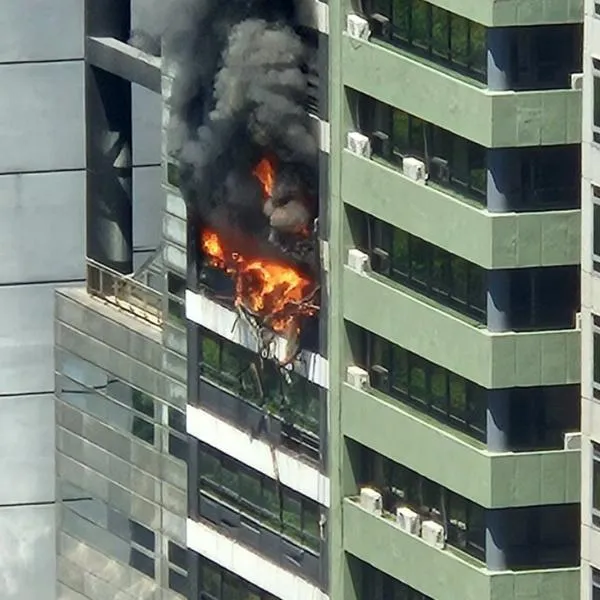 Grave incendio en Argentina, en edificio de al lado del Ministerio de Trabajo, donde hay siete personas atrapadas en el lugar. 