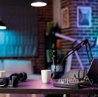 La transición a YouTube Podcasts busca fusionar podcasts y música en una sola aplicación, compitiendo con Spotify y Apple Music. 