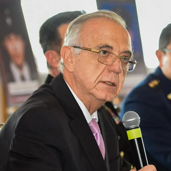 El ministro de Defensa, Iván Velásquez, chiflado en una ceremonia.