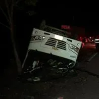 Bus del Sena que se volcó entre Pacho y Zipaquirá, Cundinamarca, la noche del 12 de diciembre.