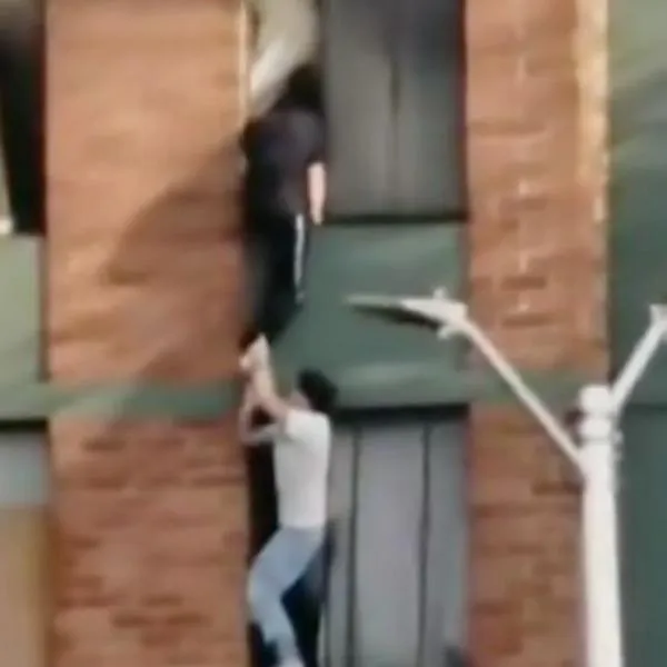 Foto de hombre que rescató a niña y a perro de incendio en Bogotá