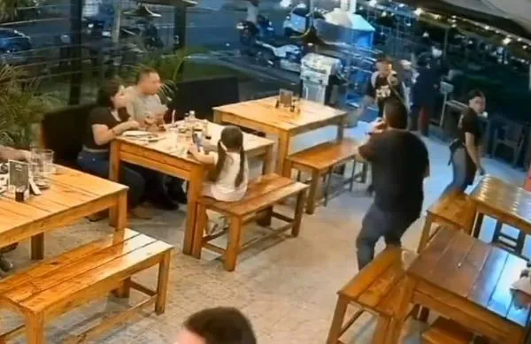 En video quedó robo a mano armada a un comensal en un restaurante de Jamundí