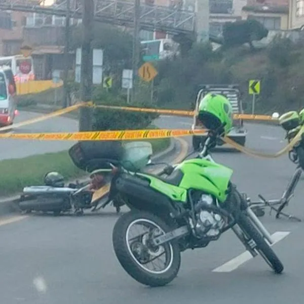 Trágico accidente en Bogotá. Ciclista murió arrollado por una motocicleta en una de las entradas a la ciudad. Hay enorme trancón en la zona. 