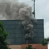 Grave incendio en un restaurante del centro comercial El Tesoro, en Medellín. Los bomberos trabajan para controlar las llamas. 