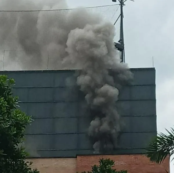 Grave incendio en un restaurante del centro comercial El Tesoro, en Medellín. Los bomberos trabajan para controlar las llamas. 