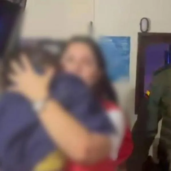 Policía rescata a dos niños que habían sido abandonados por su mamá cerca a una estación de gasolina de Yalí, Antioquia